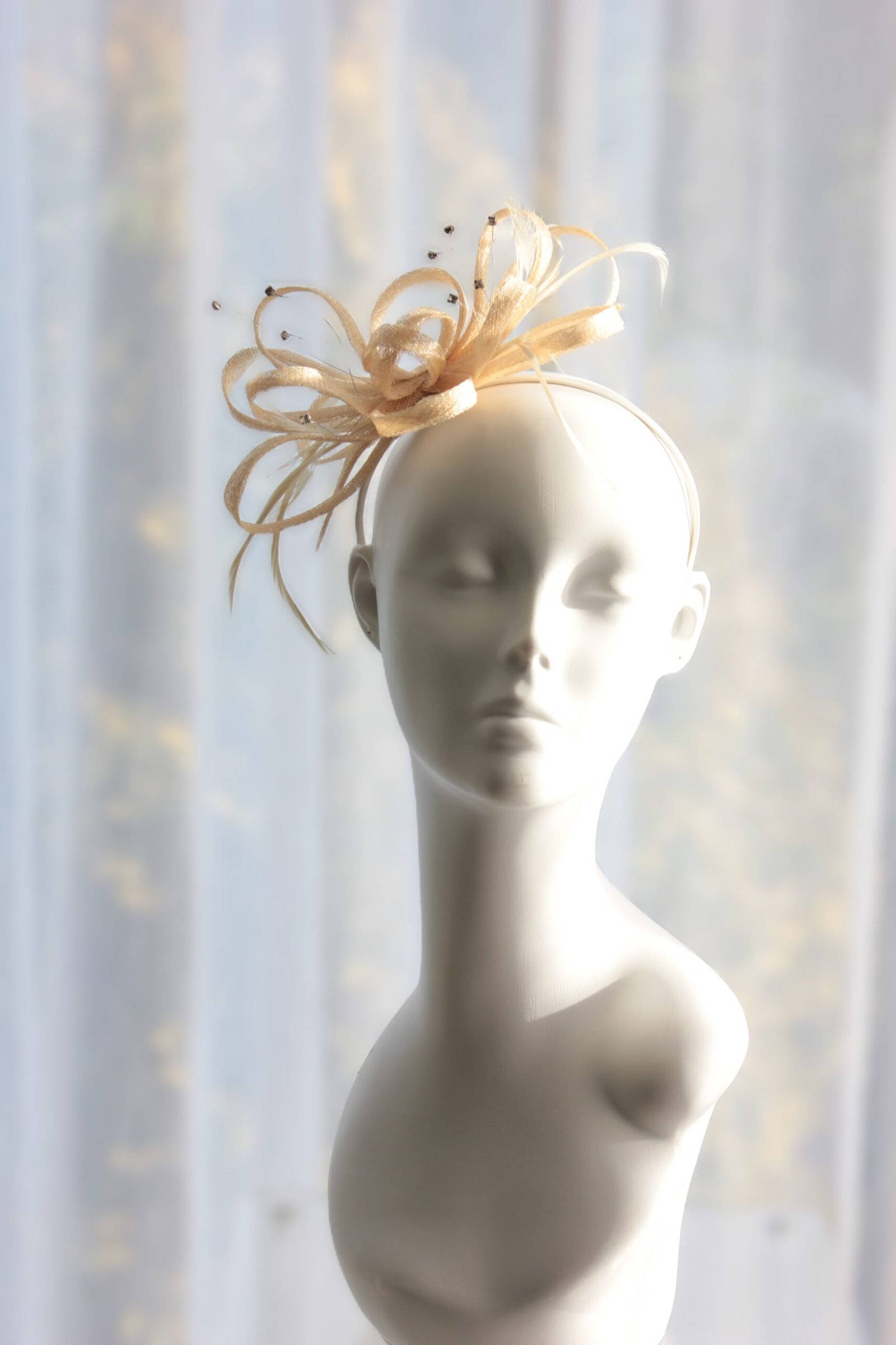Cream Sinamay Bow Fascinator - Image 1